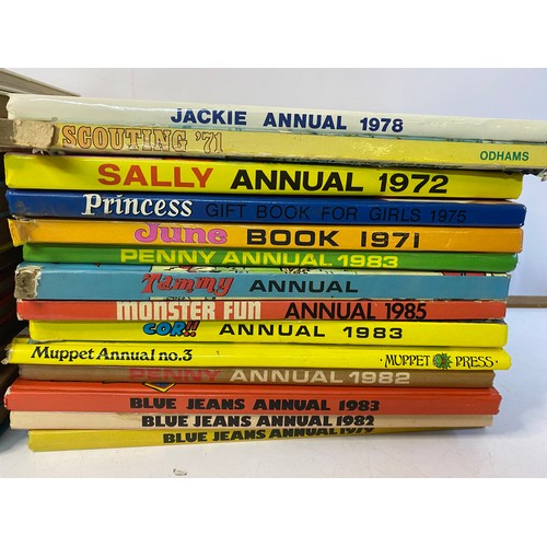 162 - Selection of vintage annuals including Jackie, Tammy and others.