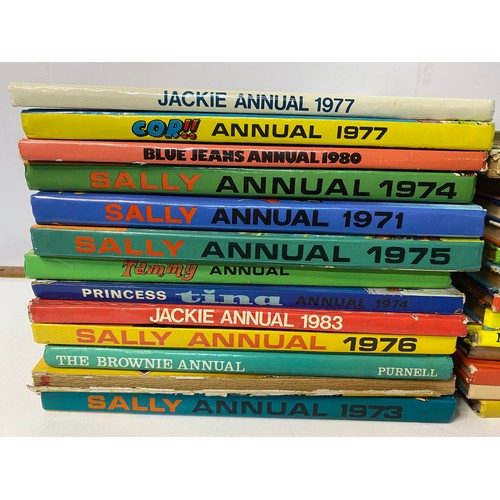 162 - Selection of vintage annuals including Jackie, Tammy and others.