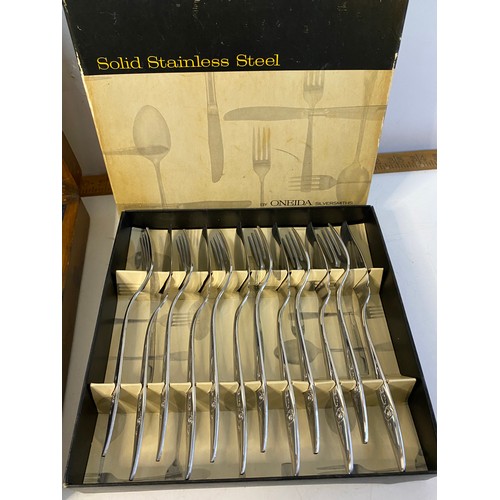 78 - 2 boxed cutlery sets