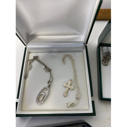 327 - Selection of 925 silver jewellery