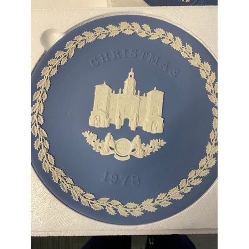 336 - 2 x Wedgwood Christmas plates from 1972 and 1978 and a 10th year anniversary 1969-1978 plate. All in... 