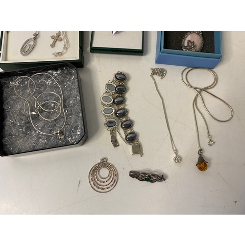 327 - Selection of 925 silver jewellery