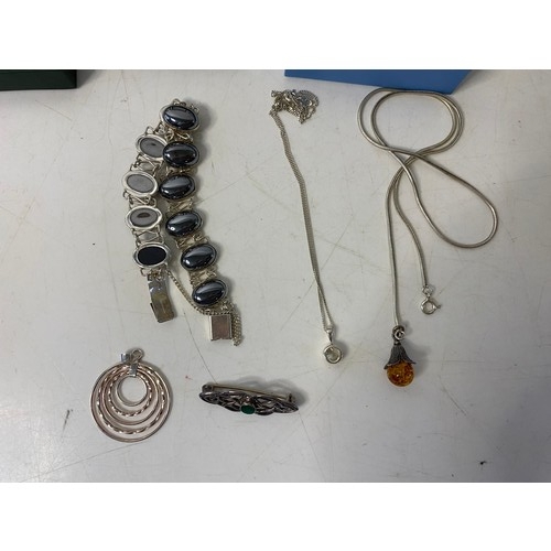 327 - Selection of 925 silver jewellery