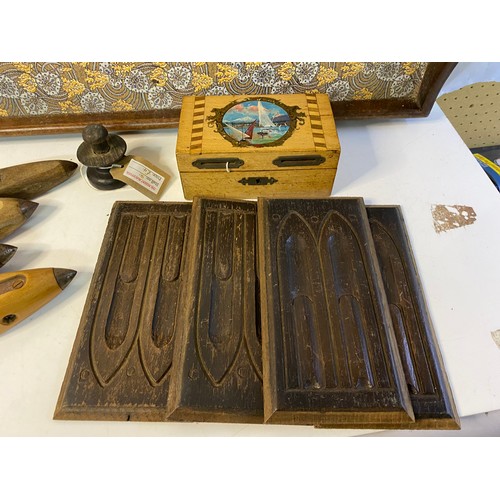 496 - Selection of assorted wooden items including shuttles, tray, etc