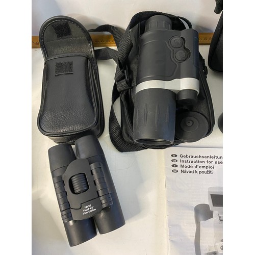 611 - Box of assorted binoculars, vintage and modern including Simmons Captureview.