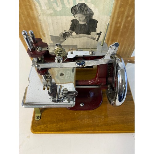 616 - Vintage 1950's Essex miniature sewing machine.