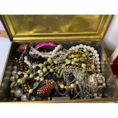 529 - Large collection of vintage costume jewellery.