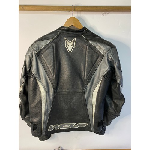 105 - Wolf Leather motorcycle jacket and 2 pairs of gloves. Jacket size 42.