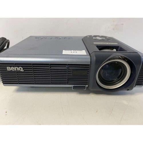 123 - BenQ PB2250 projector in working order.