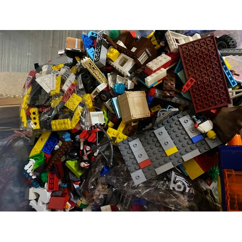 144 - Quantity of mixed Lego weighing approximately 14kg