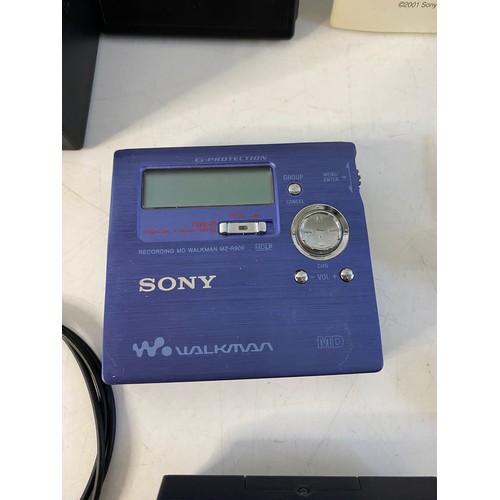 172 - Sony MZ-R909 portable minidisc recorder with accessories and discs. Tested and working on mains powe... 