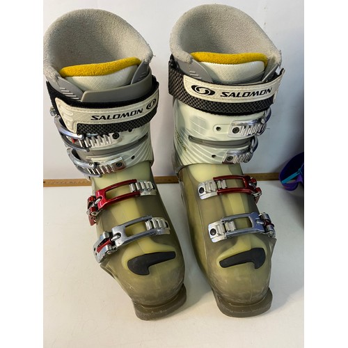 182 - 2 Pairs of Ski boots from Salomon Rush and Head Superheat 3. Both with carry bags.