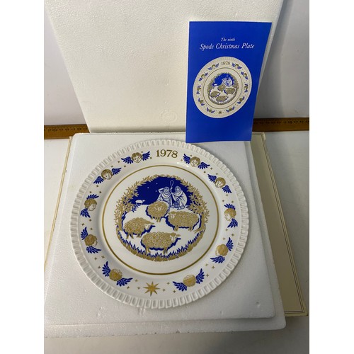 402 - Vintage boxed Spode Christmas plate dated 1978, limited edition in as new condition.