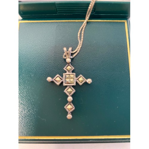 249 - 925 silver necklace with cross pendant.