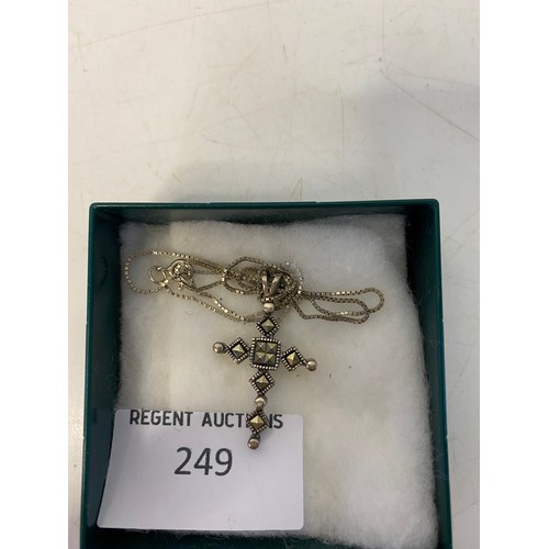 249 - 925 silver necklace with cross pendant.