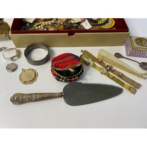 306 - An Assortment of curios, silver and jewellery.