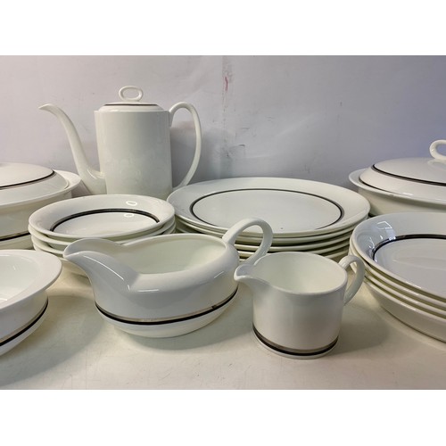 347 - Selection of Wedgwood Susie Cooper Design 'Charisma' comprising 5 x dinner plates, 4 x soup bowls, 4... 