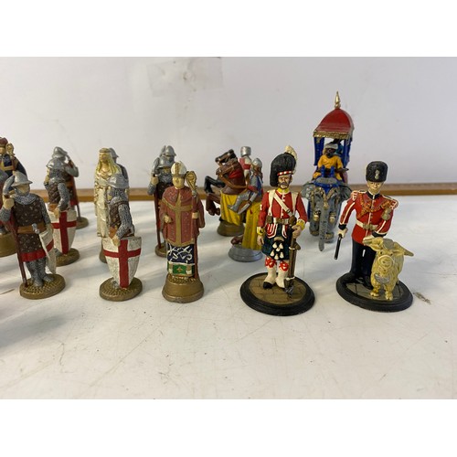 375 - Selection of 32 lead figures approx 6 cms tall which form a complete chess set featuring the Moors a... 