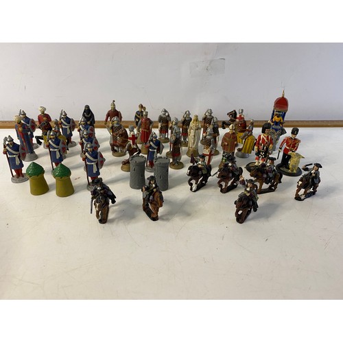 375 - Selection of 32 lead figures approx 6 cms tall which form a complete chess set featuring the Moors a... 