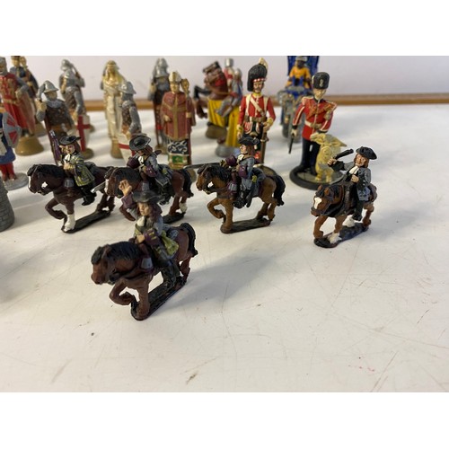 375 - Selection of 32 lead figures approx 6 cms tall which form a complete chess set featuring the Moors a... 