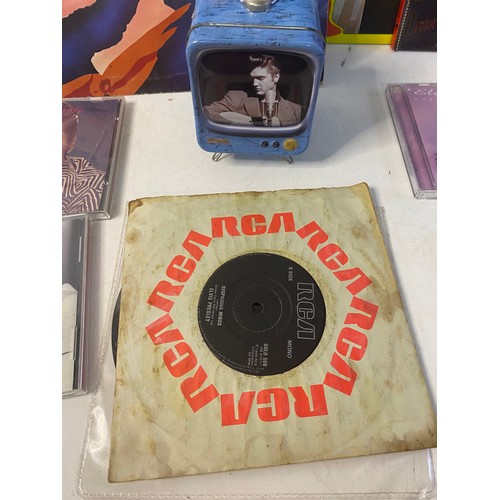 288 - Selection of Elvis memorabilia including framed pictures, mirrors, posters and records.