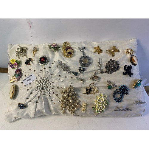 502 - Selection of vintage brooches.