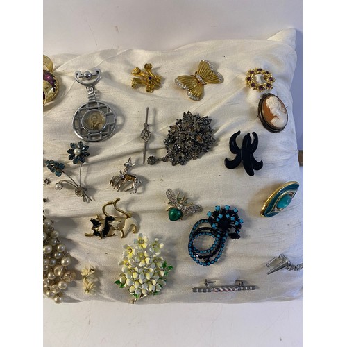 502 - Selection of vintage brooches.