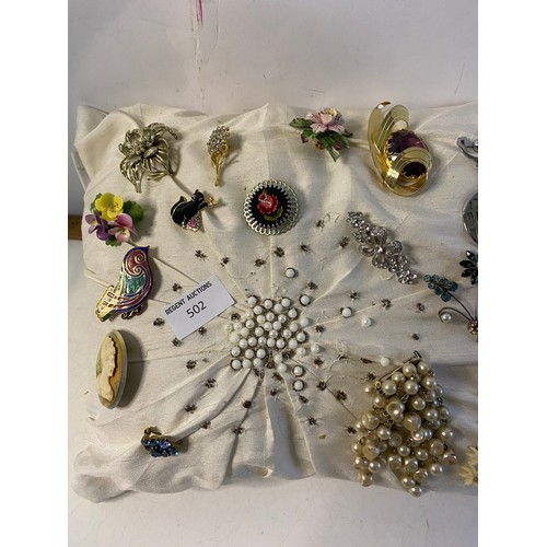 502 - Selection of vintage brooches.