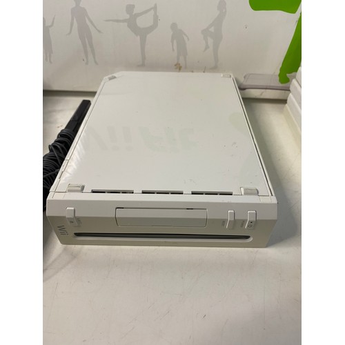 298 - Nintendo Wii console with games and accessories, in working order.