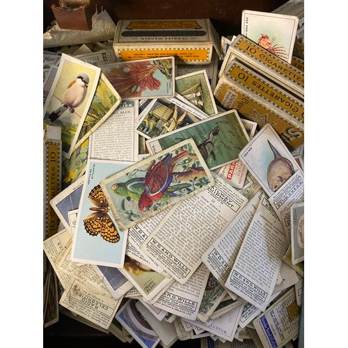 99 - Selection of vintage cigarette cards