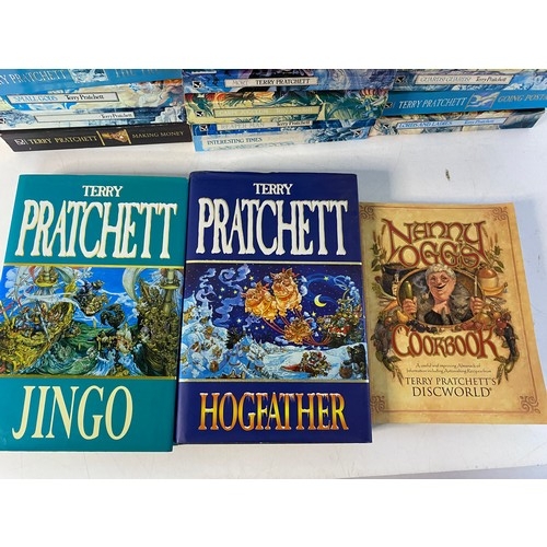 184 - Selection of Terry Pratchett books.