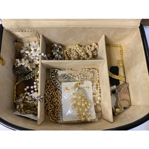 304 - Jewellery box containing an assortment of vintage costume jewellery.