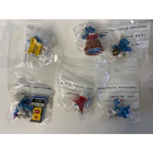 405 - Selection of vintage Smurfs and supersmurfs, original figures from 1966-1980, all different made by ... 