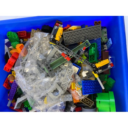 605 - Box of mixed Lego.