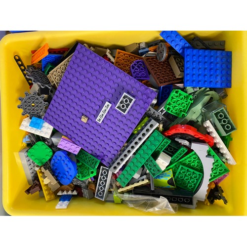 605 - Box of mixed Lego.