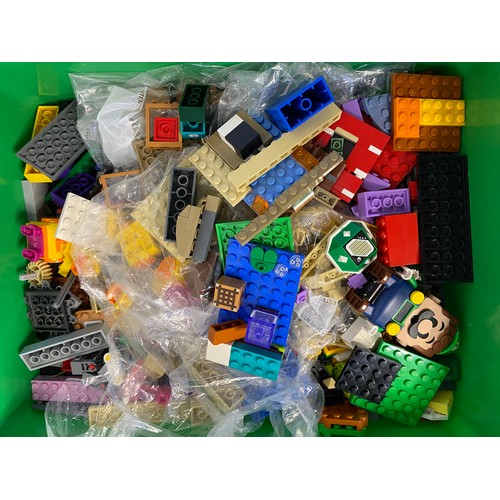 605 - Box of mixed Lego.