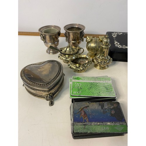 655 - Box of mixed curios, vintage jewellery and silver plate.