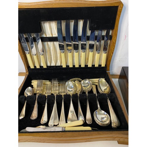 663 - 2 vintage cutlery boxes containing mixed cutlery