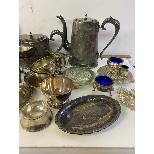 672 - Box of silver plated ware.