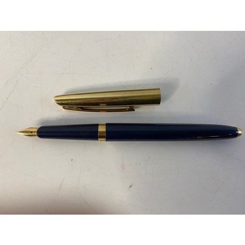 625 - 2 vintage fountain pens including a Parker with 12ct rolled gold lid and a Watermans. Presented in a... 