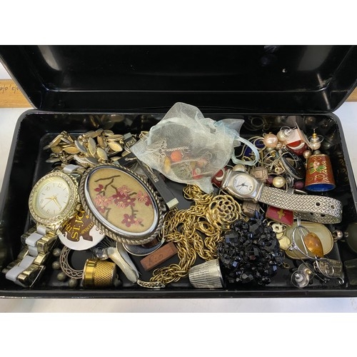 655 - Box of mixed curios, vintage jewellery and silver plate.