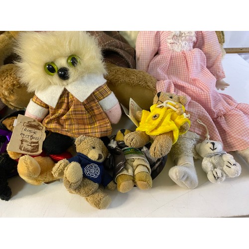 699 - Assortment of vintage dolls and bears.