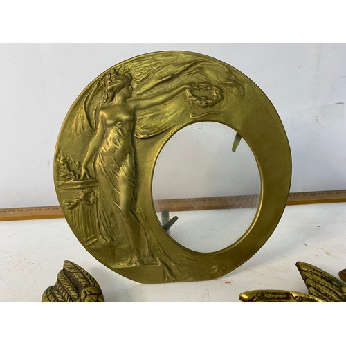 958 - Selection of brassware including an art Nouveau photo frame measuring 16 cms diameter, set of 3 flyi... 