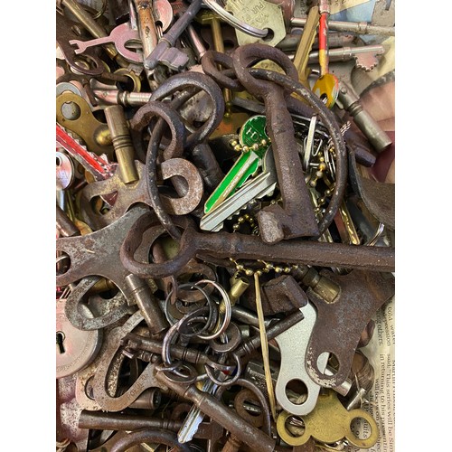 953 - Large selection of assorted keys