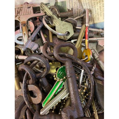 953 - Large selection of assorted keys