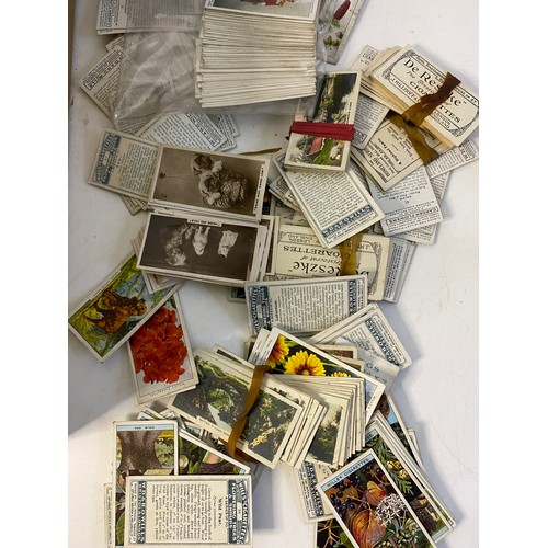 507 - Box of vintage cigarette cards and old cigarette packets.