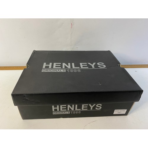 587 - Henley Nubuck leather boots size 9 boxed.