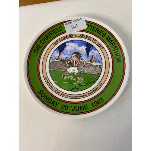 801 - Decorative plate from Wedgwood celebrating the Chatfield Ford Potteries Marathon 1993. The plate fea... 