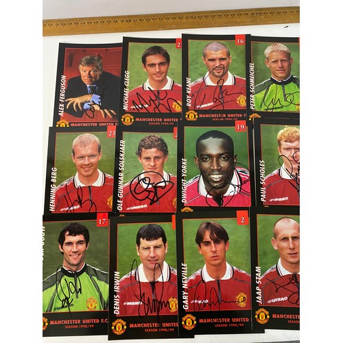 805 - Selection of 21 football cards from Manchester United 1998/9 all hand signed