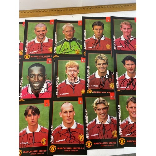 805 - Selection of 21 football cards from Manchester United 1998/9 all hand signed